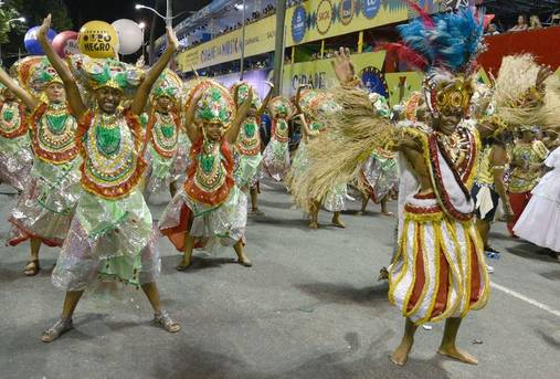 Blocos tradicionais fazem prévia de Carnaval no Pelourinho